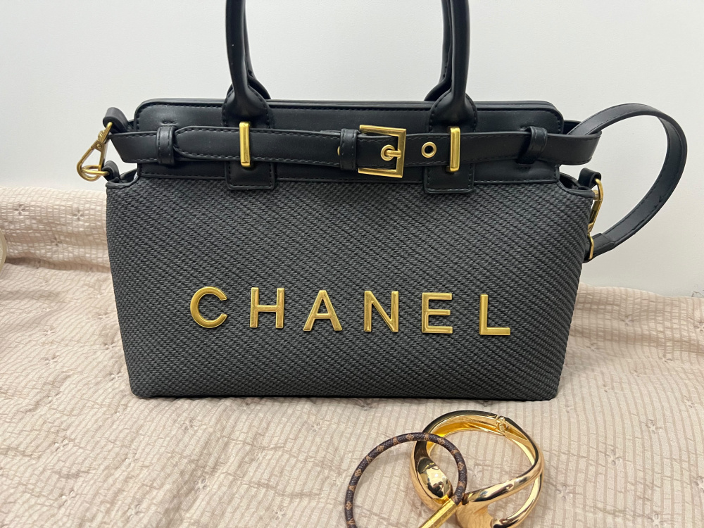 Сумочка Chanel с ремешком и логотипом спереди молоч/коричн/черн