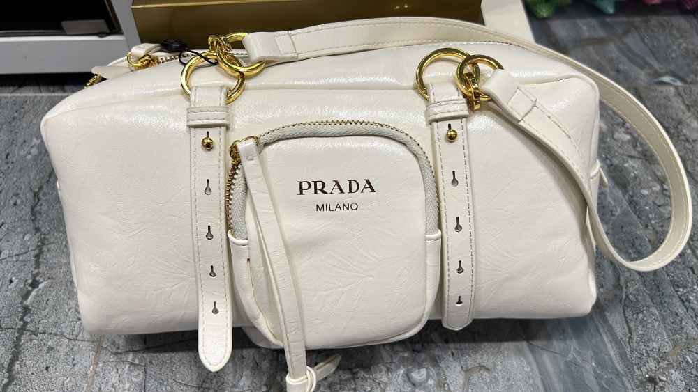 Сумка Prada с ремешками и карманом спереди